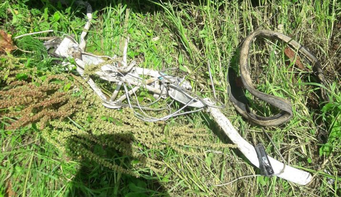 Dépôt sauvage - Un vélo coincé dans un engin agricole 