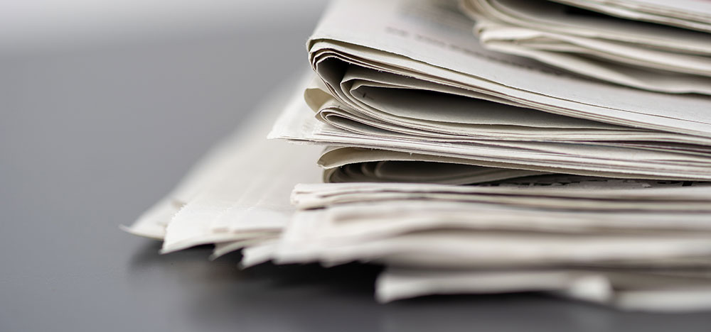 Pile De Journaux Sur Une Table